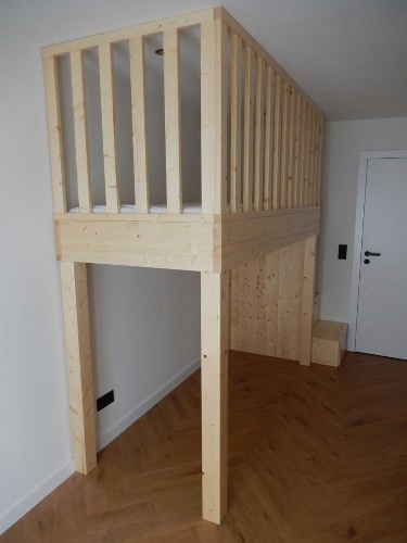 Individuell an die Raumsituation angepasstes Kinder-Hochbett aus Fichte Massivholz, Treppe mit Schubladen auf Vollauszügen (mit Silent-System Sanfteinzügen) als Stauraum.